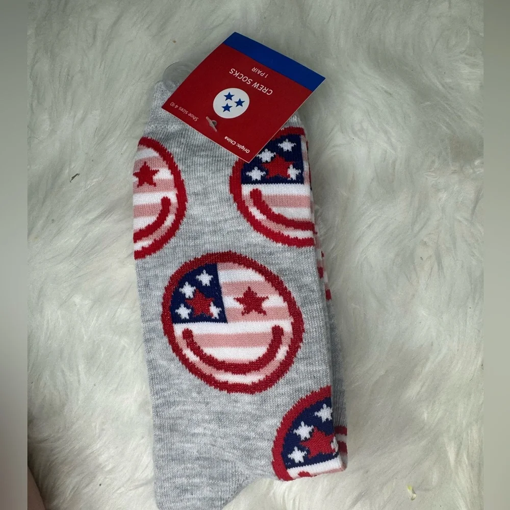 New Americana smiley face crew socks 🛍